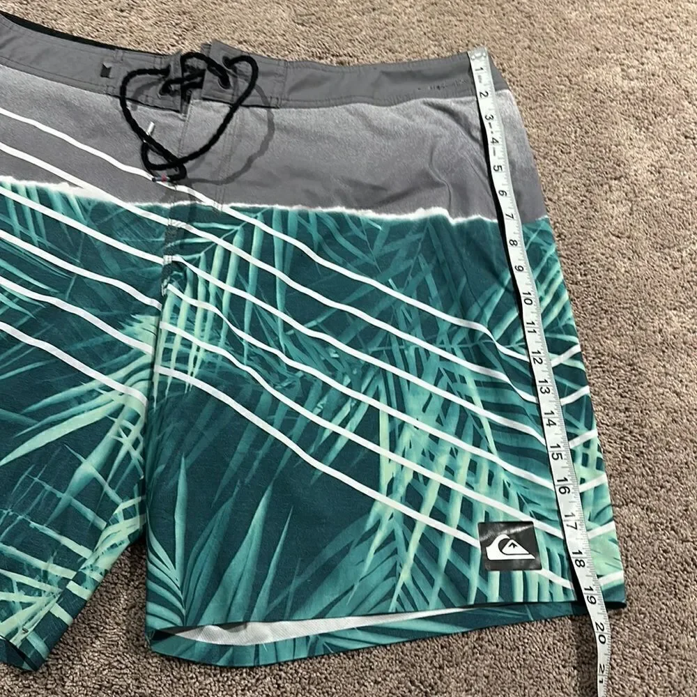 Quicksilver Boardshorts size 38 good condition !